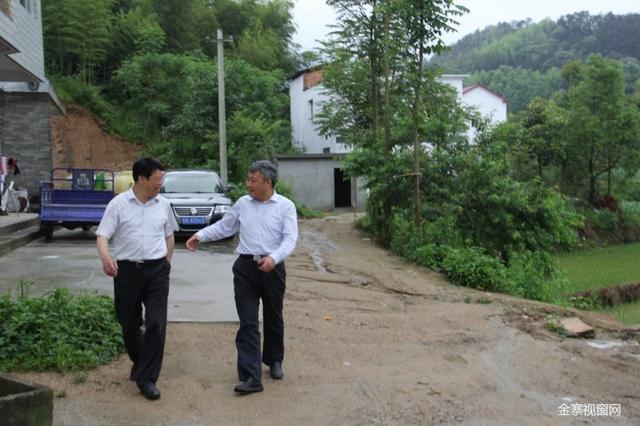 金寨县县委书记汪冬与副县长汪宏涛在乡下落实习总书记精准扶贫全面奔