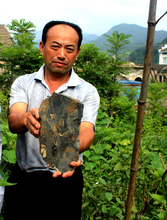 麻城人在墓地中找到的石头.JPG