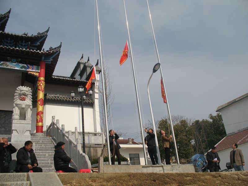图三、矗立于平铺汪氏宗祠右前侧的三面图腾旗由汪家荣（中）、汪学淮（右）和汪家龙烟.jpg