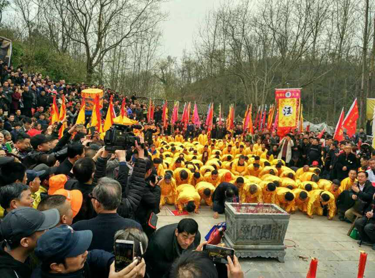 祭祖时壮观严肃的场面.png