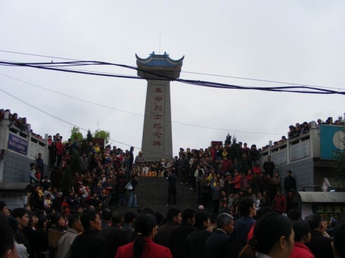 图为在烈士家乡石洞镇追悼会现场.jpg