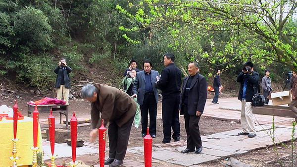 祭拜华公