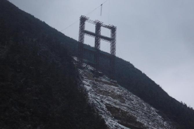 雪中塔架1