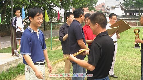 接受奖状