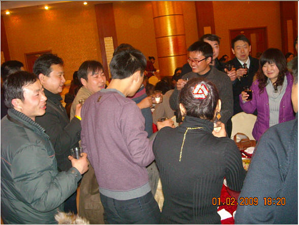 筹委会委员们开始到各个桌上敬酒