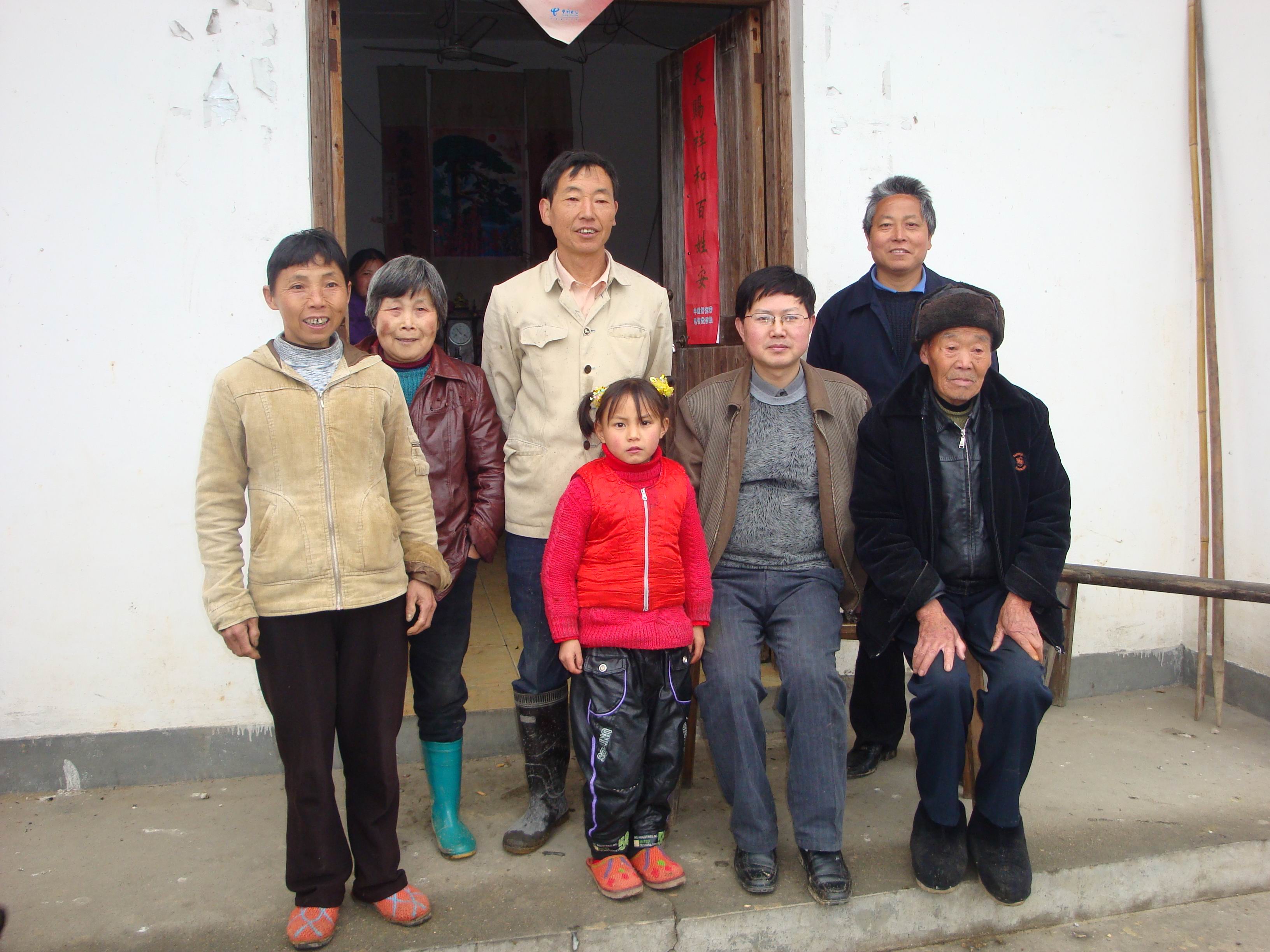 44与与族人留影.jpg