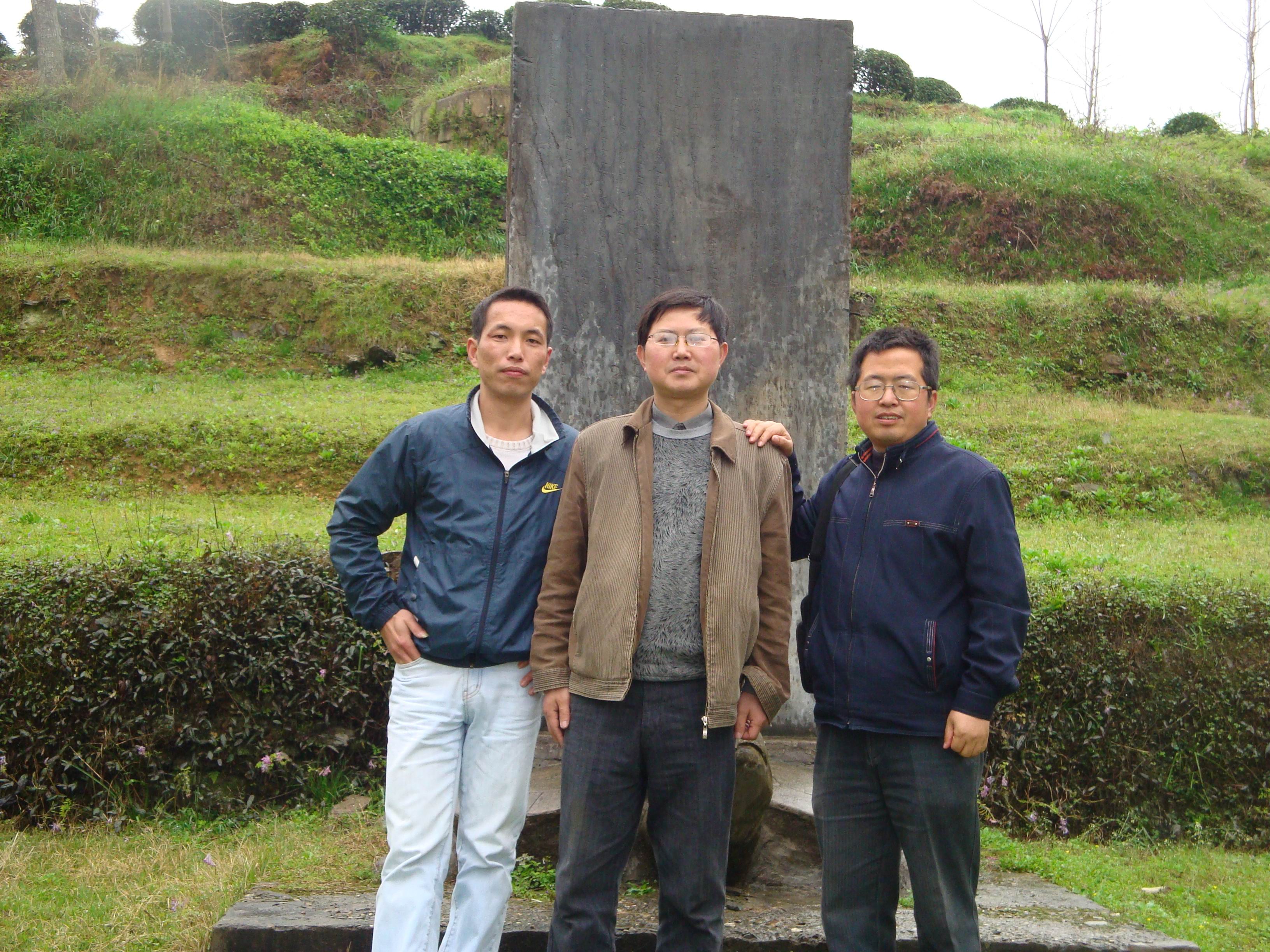 50三人在由敦墓前.jpg
