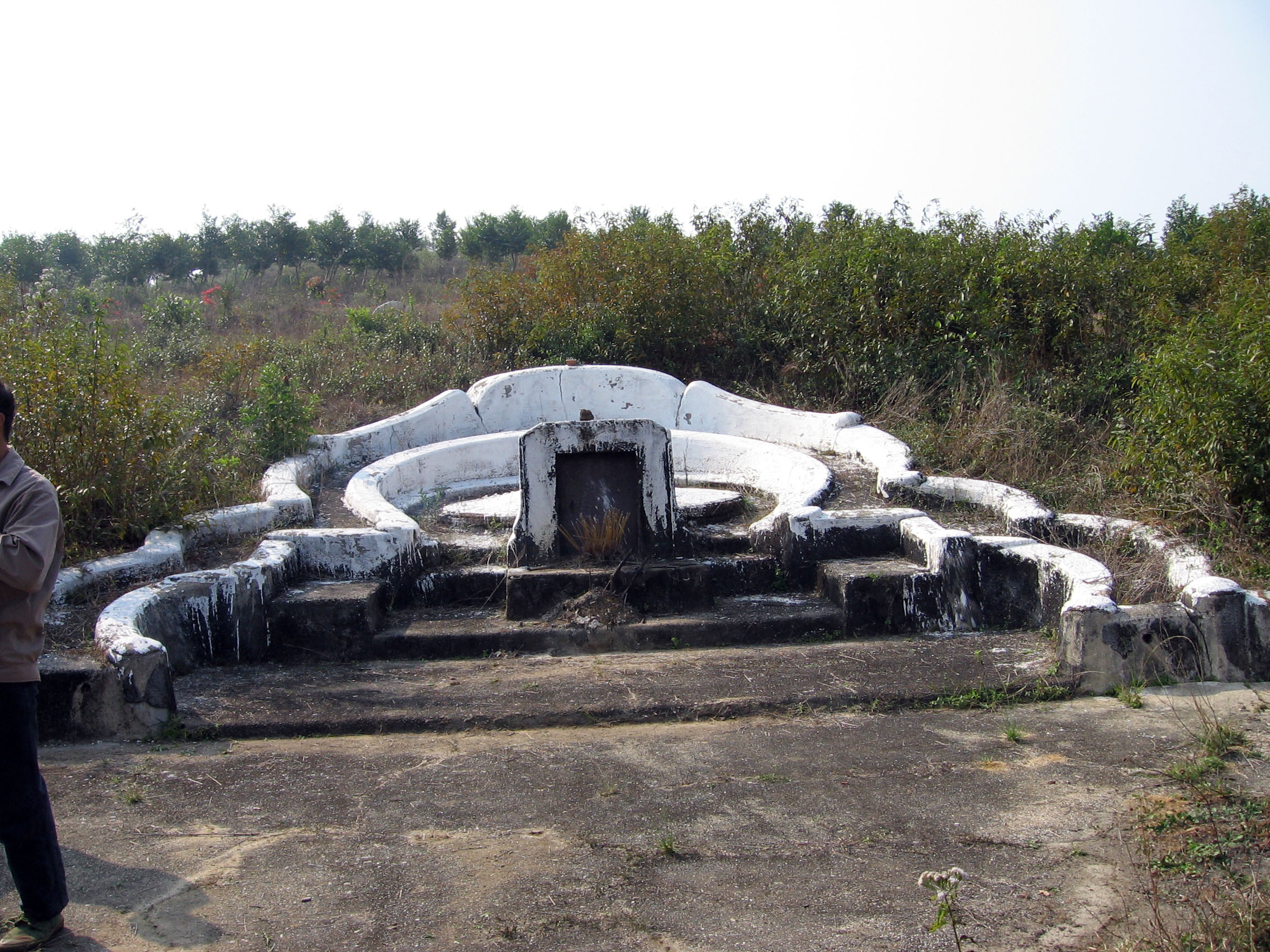 由闽入粤茂电始祖78世汪万公之墓.jpg