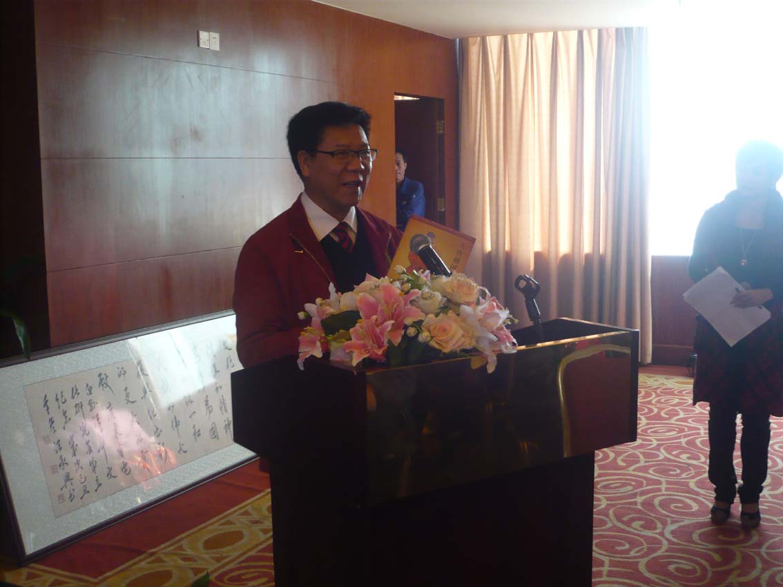 12汪承兴会长向大会介绍《颂歌》p.jpg