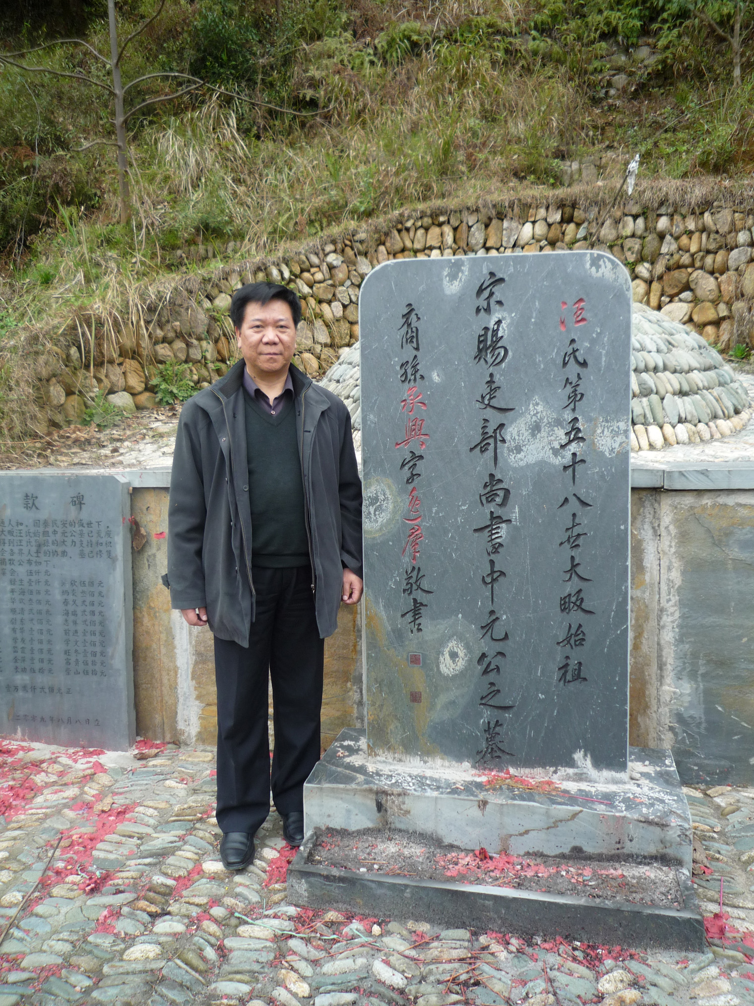 19a政委在中元公墓前.jpg