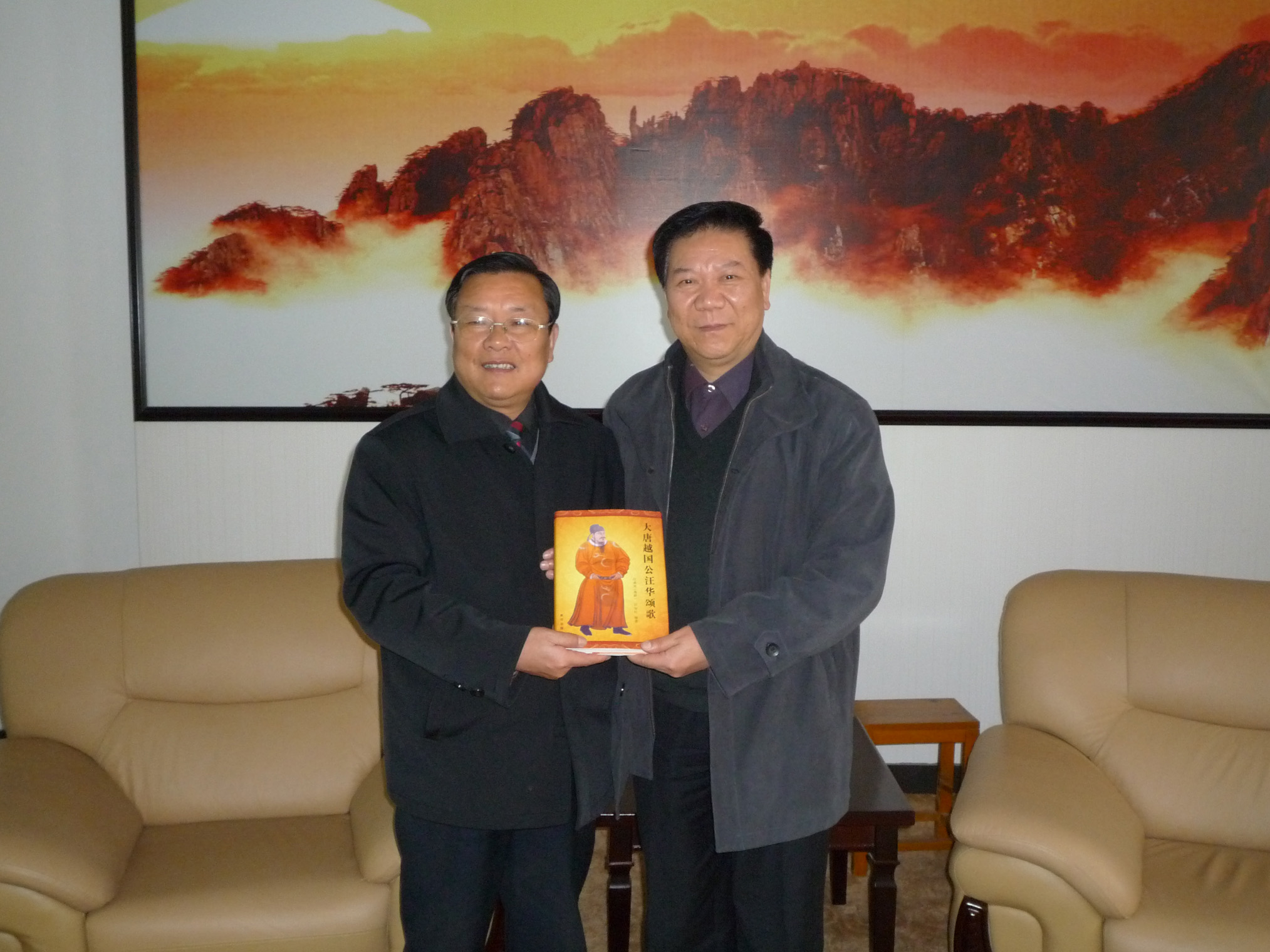 06a政委向汪良发赠书2.jpg