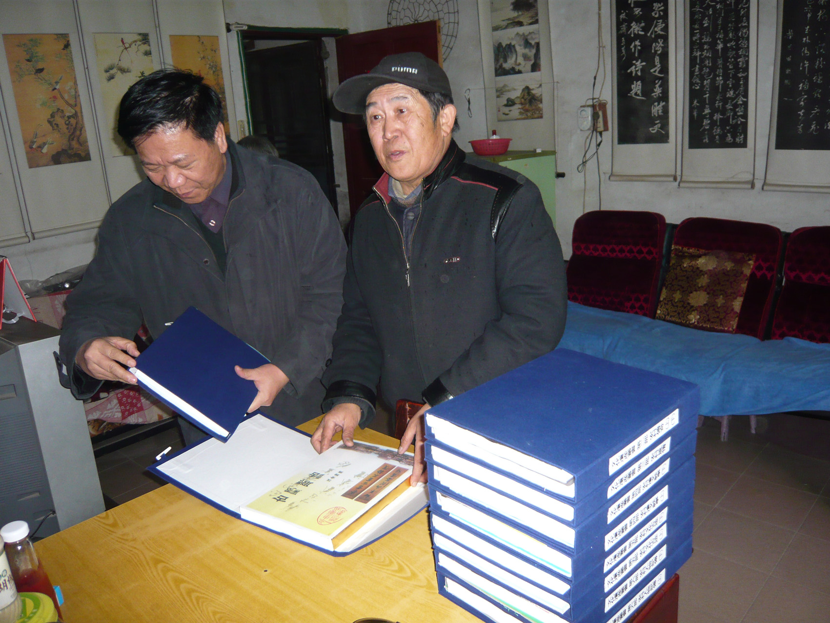 18a汪金瑞向政委介绍作品1.jpg