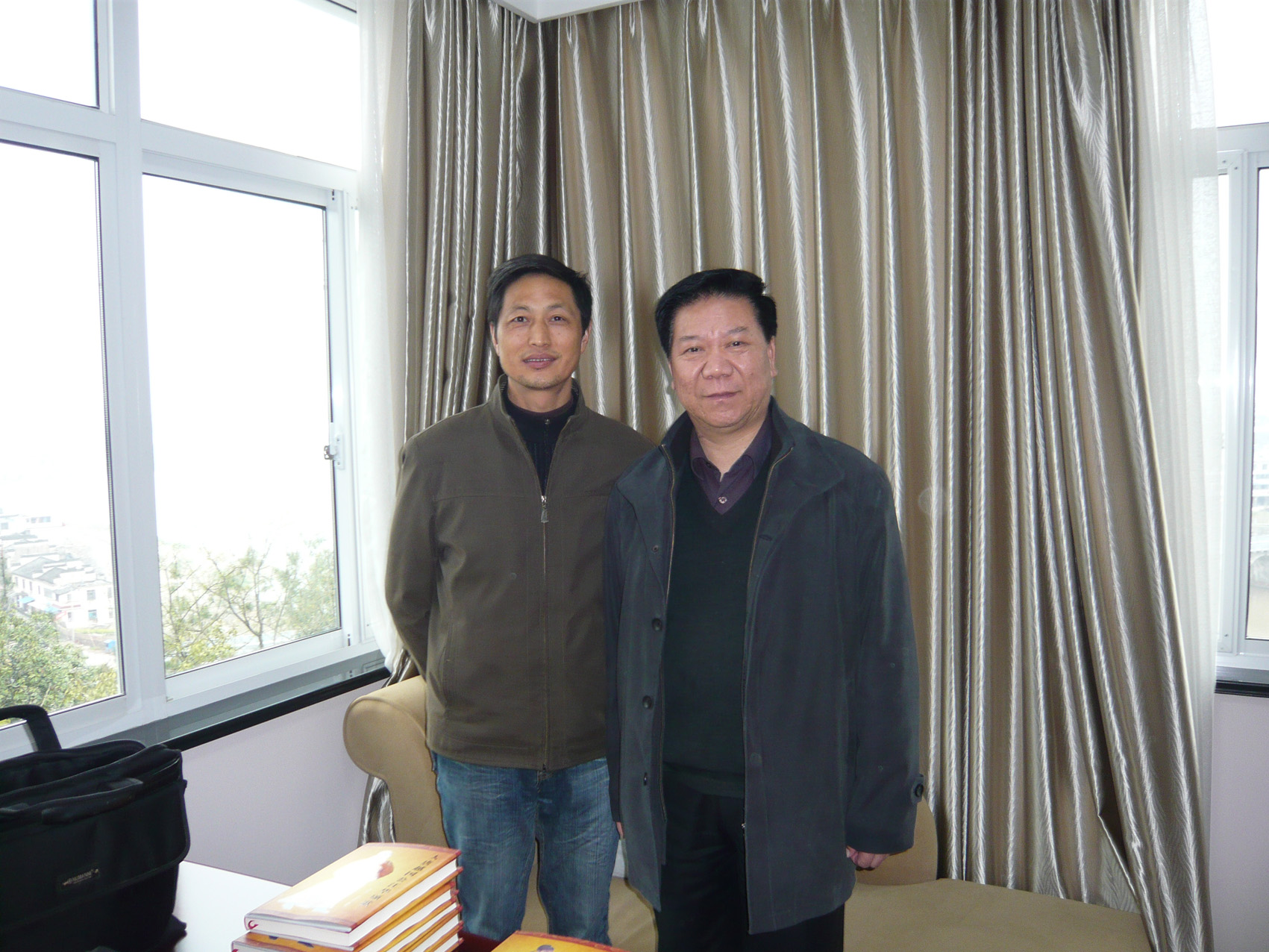 04政委与歙县县史办同志.jpg