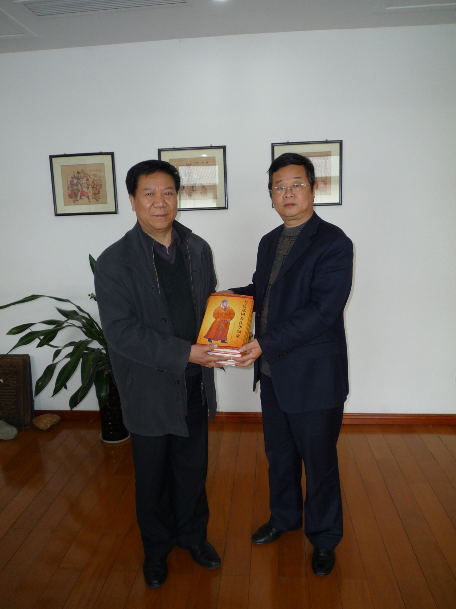 10a政委向安徽中国徽州博物馆赠书2.jpg