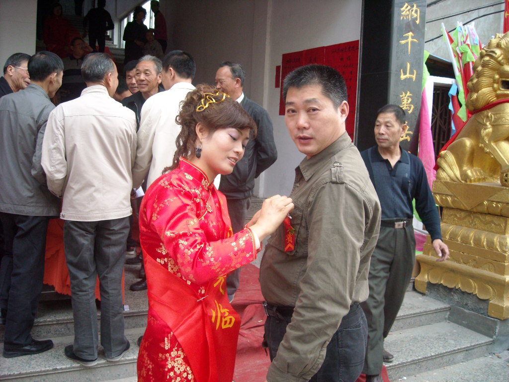 给贵宾戴红花