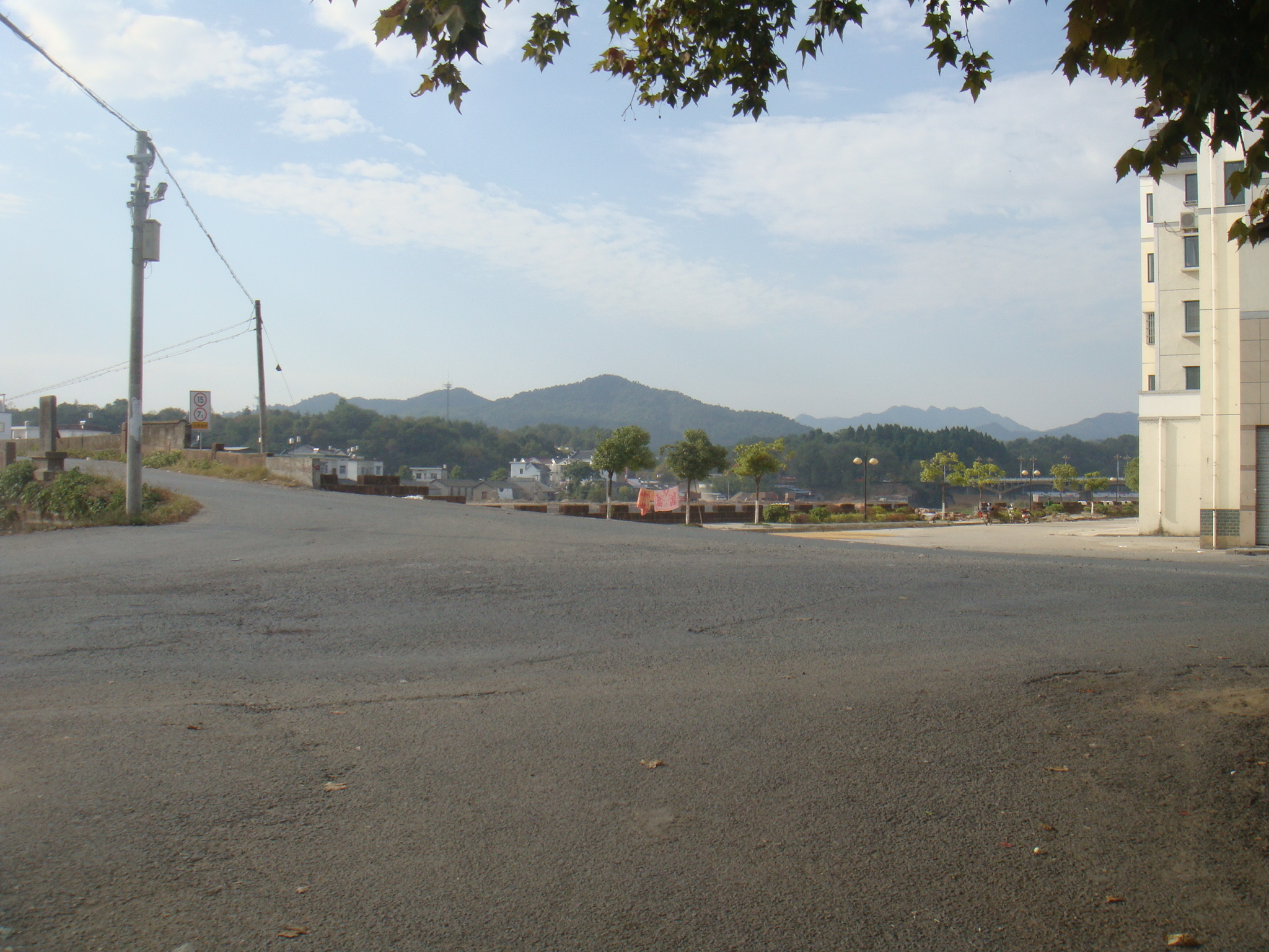 站在休宁西街看凤凰山.JPG