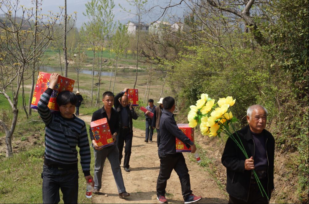 扫墓路上3
