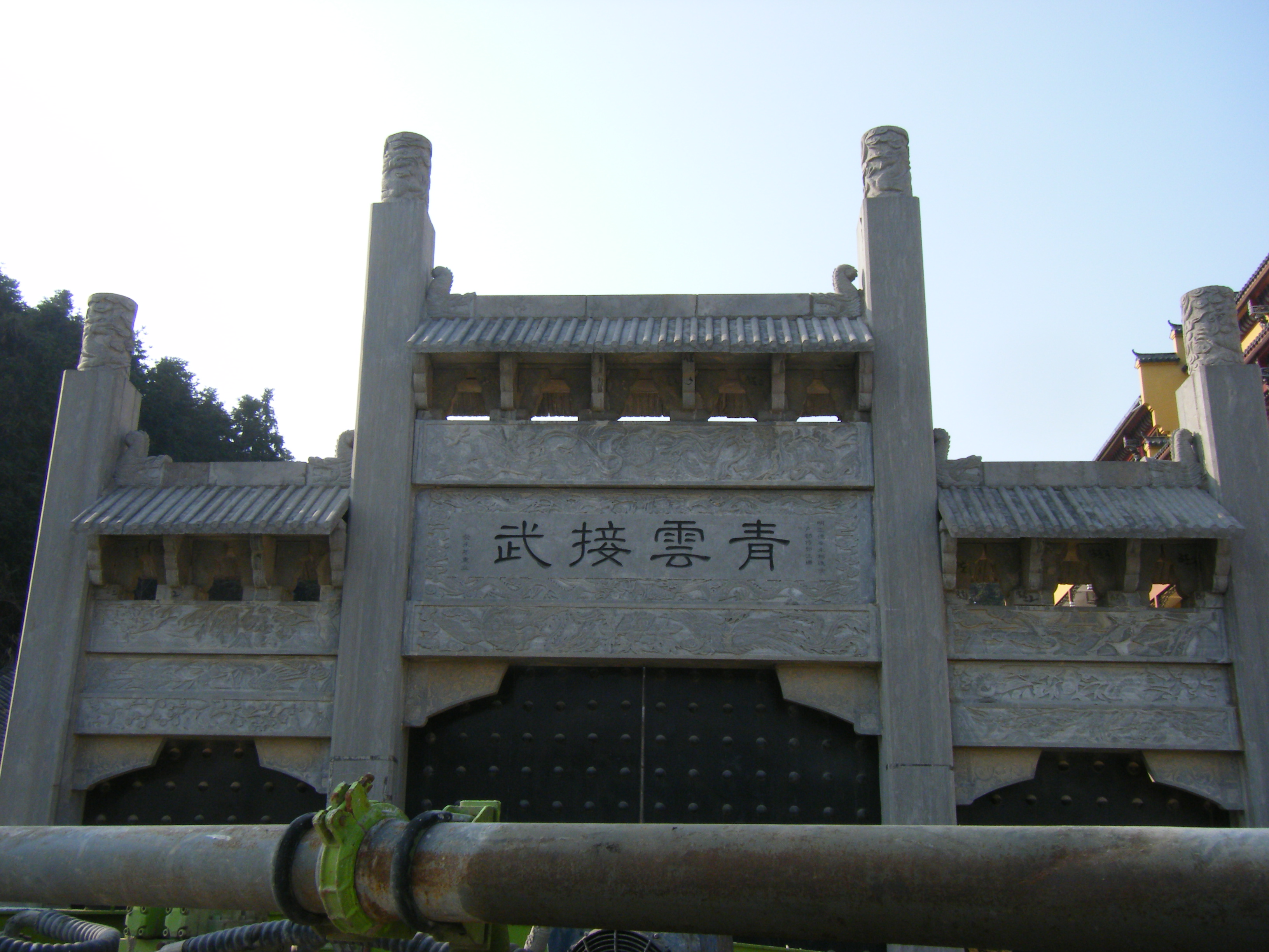 墓园入口石牌坊